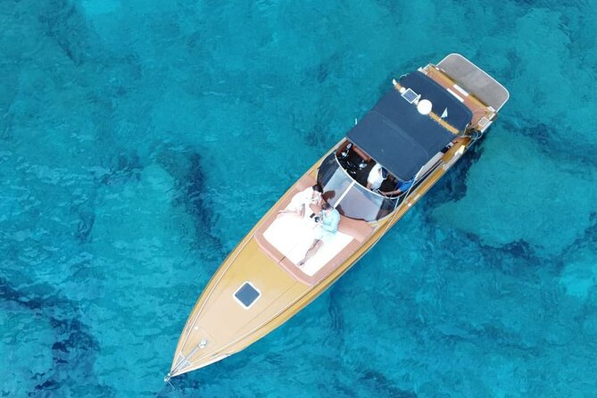 Shipwreck and Blue Caves Yacht Tour - Meeting at Lomvardou 26 and what onboard comfort really changes