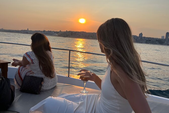 Small Group Yacht Tour With Unlimited Wine, Fruits & Mixed Nuts - Key things to know before you go