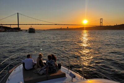 Small Group Yacht Tour With Unlimited Wine, Fruits & Mixed Nuts - Price and value: why $59 feels fair for this 2-hour format