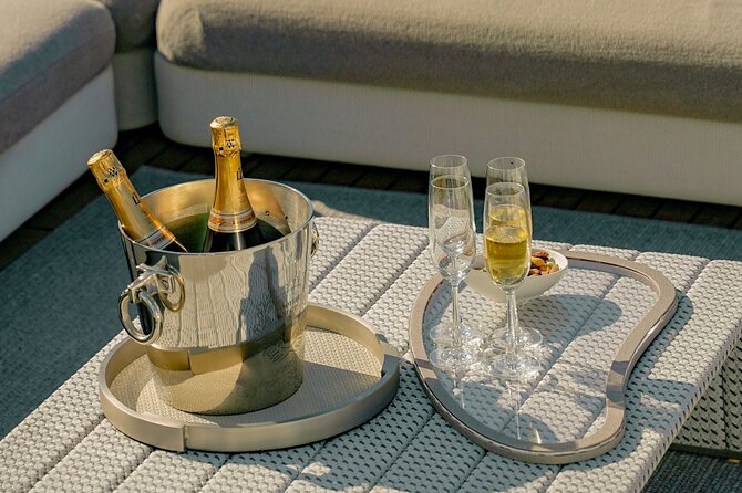 Sunseeker Superyacht: VIP Dining, Premium Drinks & Music - Music on board: DJ energy plus live notes