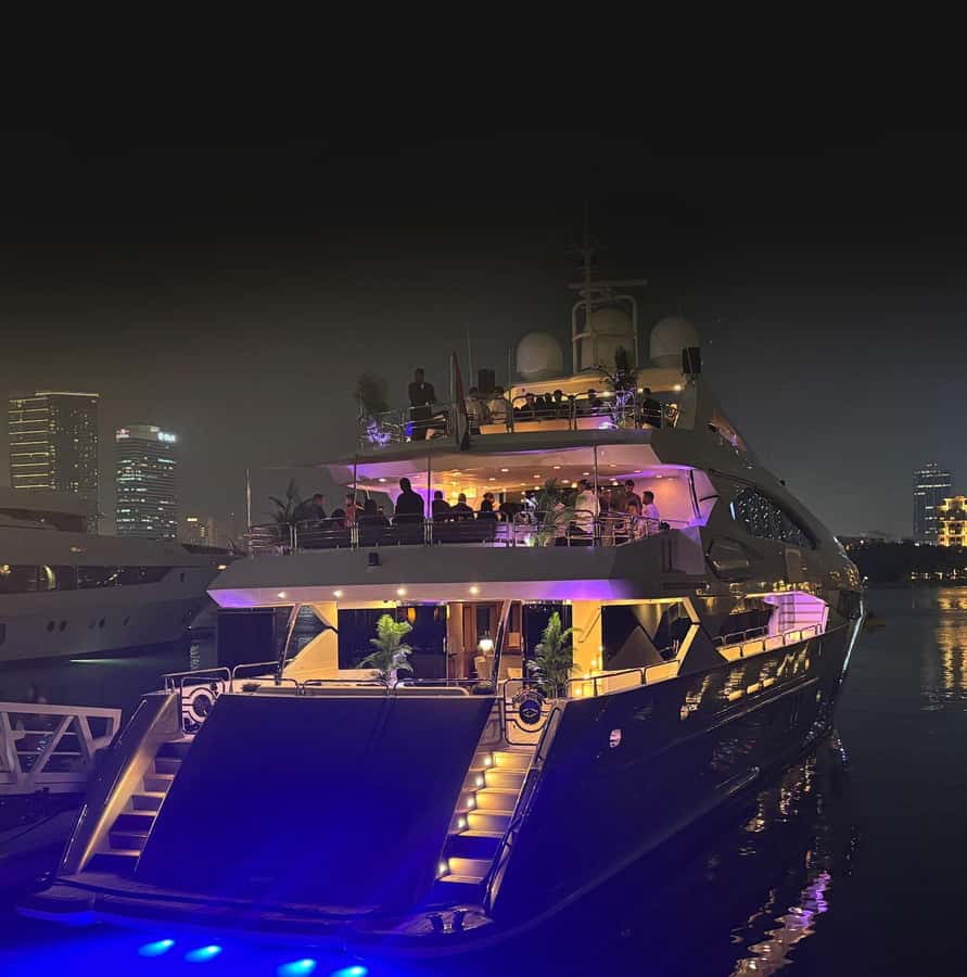 Sunseeker Superyacht: VIP Dinner, Premium Drinks& Live Music - Live DJ Lounge Beats and Saxophone Serenades: Why the Music Works