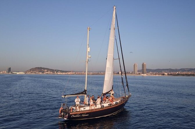 Unique 2 masts Classic Sailing Yacht in Barcelona - Boarding at Port Marina Vela: get oriented fast