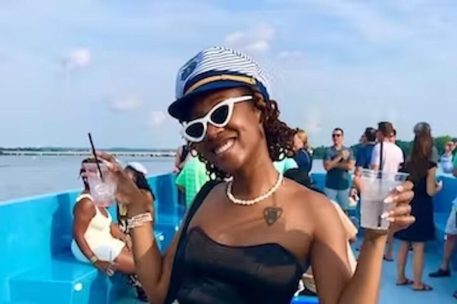Washington, DC: Potomac River Yacht Cruise with Open Bar - Music and Sound on Board: DJ Vibes on a Moving Deck