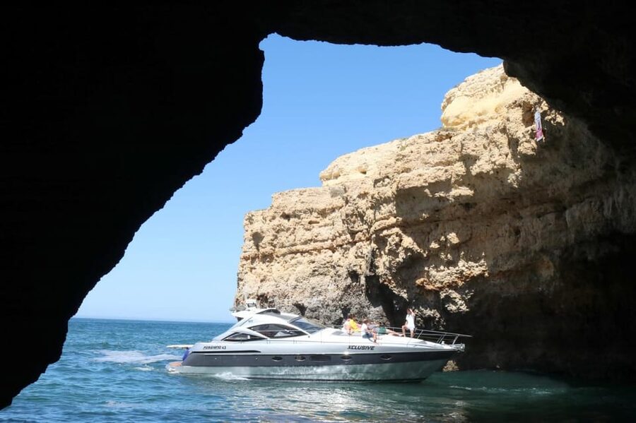 Xclusive Luxury Yacht Albufeira - Onboard comfort: modern yacht vibes plus a surprising inside-yacht rule