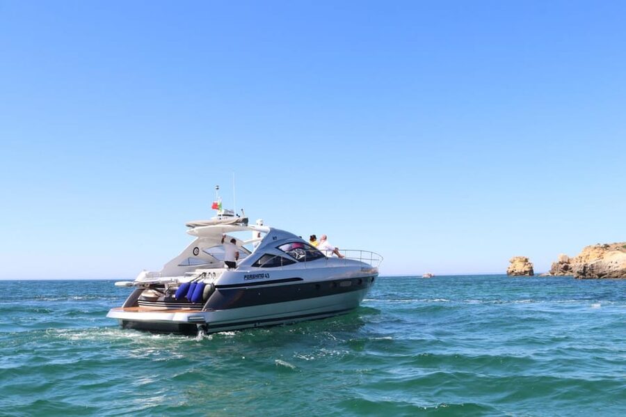 Xclusive Luxury Yacht Albufeira - Crew service: how the trip stays fun, not stiff