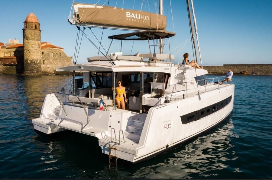 Yacht catamaran trip to the Lavezzi Islands - Onboard comfort: shade, sun, and a smart 22-person cap