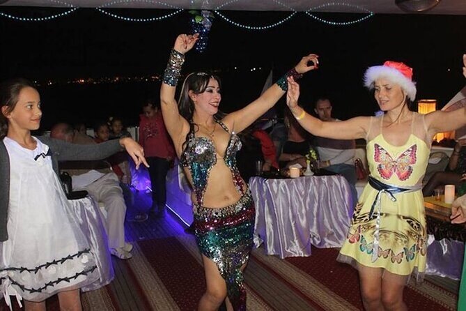 Yacht Cruise with Dinner & Oriental Show - What the Included Drinks Mean for Your Night